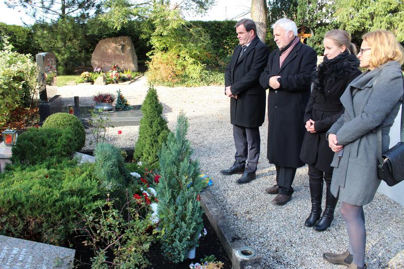 Das so genannte „Polen- und Russengrab“ auf dem städtischen Friedhof besuchten (von links) Zweiter Bürgermeister Albert Gürtner, Stadtrat Reinhard Haiplik, Vizekonsulin Alicja Szreder-Soroka und ihre Schwester Yolanta Rubiniec.