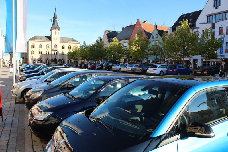 Zuviel Blech am Hauptplatz: Das soll sich mit der Sperrung einiger Parkplätze ändern.