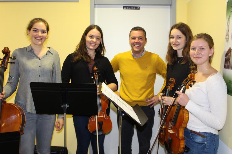 Bürgermeister Thomas Herker freute sich über das Geburtstagsständchen von Pauline Hofbauer, Carolin Kolmar, Marlene von Streit und Sarah Garstecki (von links).
