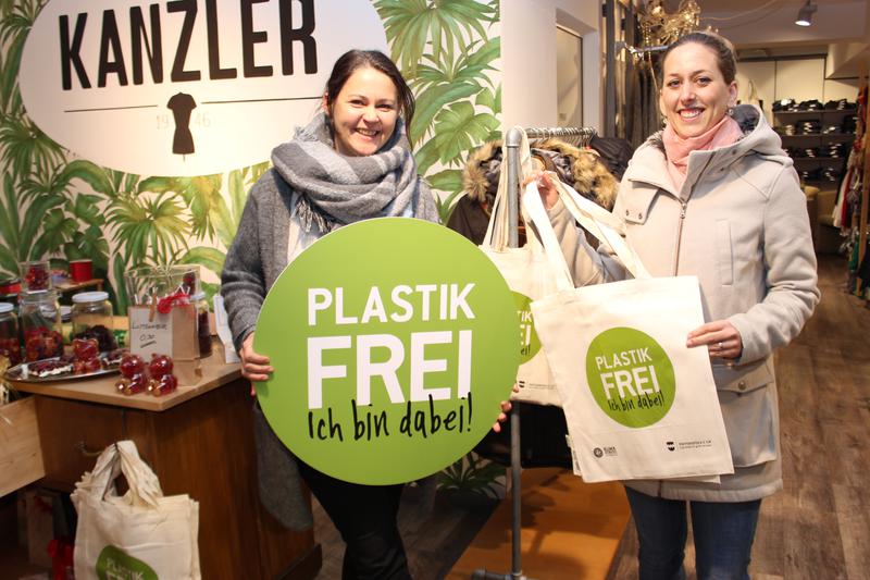 Die städtische Klimaschutz-Managerin Saskia Kothe (rechts) überreichte „Plastikfrei“-Textiltaschen an Eva Kanzler.