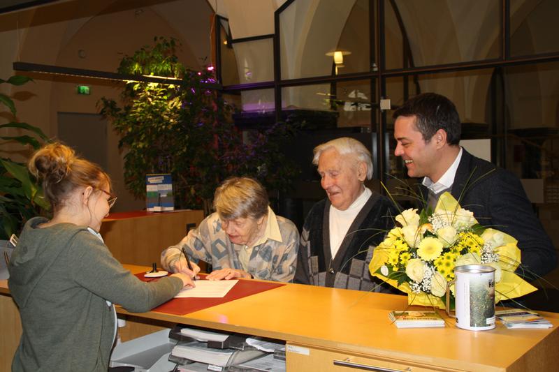 Im November 2017 hat die Stadt Pfaffenhofen die 26.000-Einwohner-Marke überschritten. Bürgermeister Thomas Herker begrüßte die Neubürger Elisabeth und Gerhard Malecki mit Blumen und einem Geschenk.