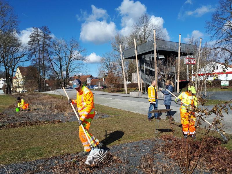 Landschaftsgärtner der Stadtwerke Pfaffenhofen beim Frühjahrsputz im Bürgerpark