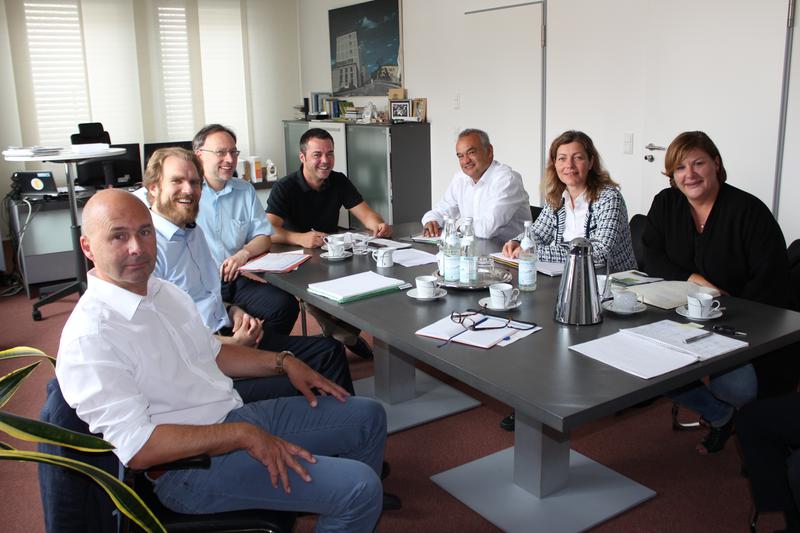 Die Amtsleiterrunde ist größer geworden (von links): Stadtbaumeister Gerald Baumann, Jürgen Ostermeier (Organisation, Personal und IT), Geschäftsleiter Florian Erdle, Bürgermeister Thomas Herker, Hauptamtsleiter Hans-Dieter Kappelmeier, Stadtkämmerin Claudia Jonas, Kathrin Maier (Familie, Bildung und Soziales).