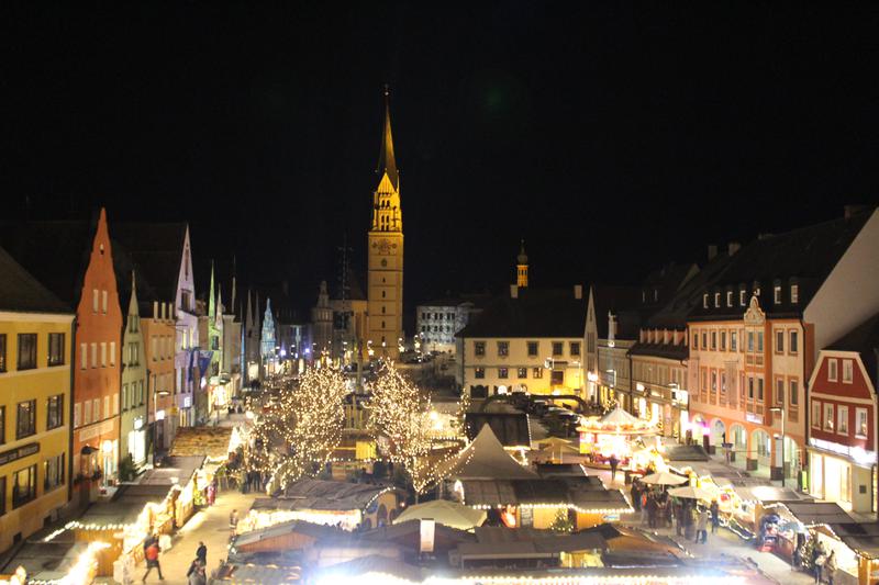 Blick vom Rathausbalkon auf den Christkindlmarkt 2017
