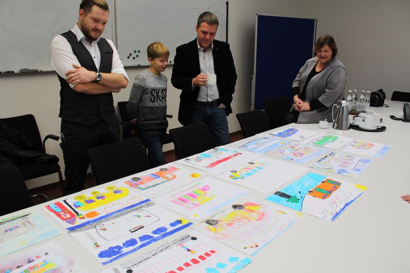 Die Jury mit (von links) Thomas Labich, Sebastian und Thomas Herker sowie Kathrin Maier hatte die Qual der Wahl zwischen insgesamt 126 Kinderzeichnungen aus acht Pfaffenhofener Kindertagesstätten.