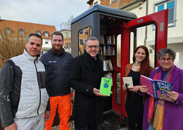 Der Bücherschrank soll zum Lesen anregen und den Austausch von Büchern fördern. (v.r.n.l. Roberto Borrego und Pascal Weiner von den Stadtwerken, Bürgermeister Thomas Herker, Sarah Haberhauer und Doris Brock von der Buchhandlung WortReich) 