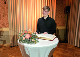 Quirin Meinersmann beim Eintrag in das Goldene Buch der Stadt.
