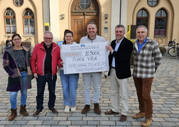 Von links: Veronika Seitz (Projektleiterin der Nachhaltigkeitspartnerschaft der Stadt Pfaffenhofen), Markus Käser (Co-Vorsitzender "Pfaffenhofener Land"), Kinga und Klaus Wildmoser (Rösterei "Fausto"), Bürgermeister Thomas Herker und Joseph Amberger (Projektleiter der Bodenallianz). 