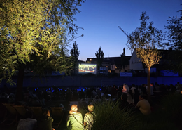 Gemütliches Open-Air-Kinoerlebnis bei der Kurzfilmnacht auf der Ilminsel Pfaffenhofen.