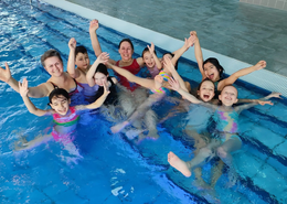 Schwimmunterricht mit Lehrkräften der Wasserwacht 