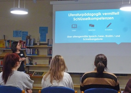 Büchereimitarbeiterin Elisabeth Brendel vermittelt angehenden Kinderpflegerinnen in der Stadtbücherei praxisnahe Methoden der Literaturpädagogik. 