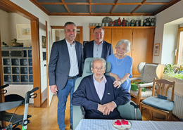 Zum 65. Hochzeitstag freute sich das Ehepaar Hobmeier über die Glückwünsche von Bürgermeister Thomas Herker und Landrat Albert Gürtner.

