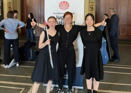 Anastasiia Lytvyn und Lina Chen mit der Querflötenlehrerin Karina Erhard beim „Jugend musiziert“-Bundeswettbewerb.