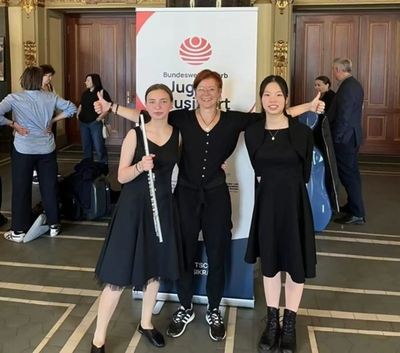 Anastasiia Lytvyn und Lina Chen mit der Querflötenlehrerin Karina Erhard beim „Jugend musiziert“-Bundeswettbewerb.