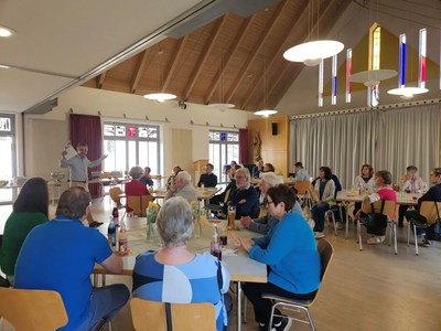 Beim gemeinsamen Abendessen der ehrenamtlichen Mitarbeiterinnen und Mitarbeiter der Stadtbücherei Pfaffenhofen dankte Bürgermeister Thomas Herker den Engagierten für ihren Einsatz und nutzte die Gelegenheit zum persönlichen Austausch.