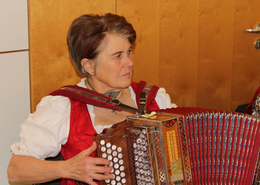 Der Hoagartn im Hofbergsaal bietet einen musikalischen Nachmittag mit bayerischer Tradition und geselligem Beisammensein. 