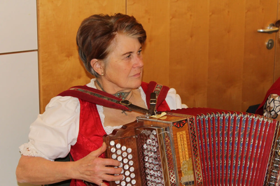 Der Hoagartn im Hofbergsaal bietet einen musikalischen Nachmittag mit bayerischer Tradition und geselligem Beisammensein. 