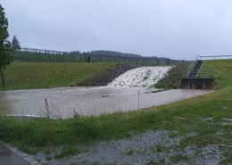 Retentionsbecken wie in Sulzbach können bei Starkregen das Wasser zurückhalten. 