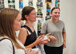 Die Siegerinnen der Erwachsenen-Kategorie Ü18. (v.l. Siegerinnen Ü18 Lena Eisenmann und Mia Engl mit Jugendreferentin Paula Stahl)