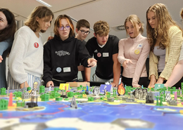 Schülerinnen und Schüler vom Schyern Gymnasium Pfaffenhofen diskutieren ihre nächsten Entscheidungen im Weltklimaspiel. 