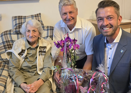Zweiter Bürgermeister Peter Heinzlmair und Stellvertreter des Landrats Georg Ott besuchten Hilda Sellner an ihrem 101. Geburtstag. (v. l.: Hilda Sellner, Zweiter Bürgermeister Peter Heinzlmair und Stellvertreter des Landrats Georg Ott) 