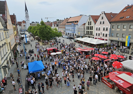 Jedes Jahr ist der Andrang zur öffentlichen Bierprobe auf dem Hauptplatz groß.