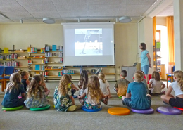 Im Rahmen des Ferienpasses hat die Stadtbücherei u. a. ein Bilderbuchkino veranstaltet. 