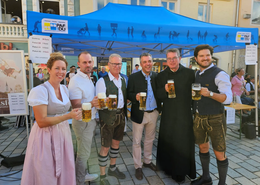 Anstoßen mit dem Festbier: v. l. Festwirtin Julia Spitzenberger, Festwirt Andreas Widmann, Dritter Bürgermeister und Volksfestreferent Roland Dörfler Bürgermeister Thomas Herker, Pater Lukas Wirth von der Klosterbrauerei Scheyern, Chef der Brauerei Müllerbräu Manuel Müller.