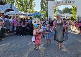 Die Vorschulkinder beim Einmarsch auf den Volksfestplatz.