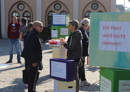 Die Arbeitsgruppe beim Infostand auf dem Wochenmarkt. 