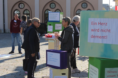 Die Arbeitsgruppe beim Infostand auf dem Wochenmarkt. 