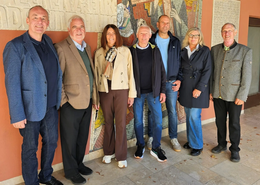 Der Stiftungsbeirat vor der Spitalkirche. (v. l.: Thomas Röder, Reinhard Haiplik, Claudia Daniel, Willi Käser, Quirin Schratt, Emilie Bergmeister und Max Hechinger)
