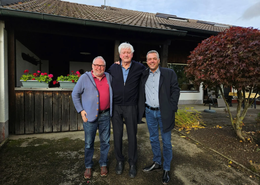 Foto: Bürgermeister Thomas Herker und Markus Käser zu Besuch beim Jubilar.
