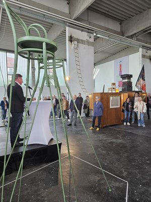 Foto Eröffnung Kunst-Wochenende in der Kunsthalle mit großem Stuhl im Vordergrund