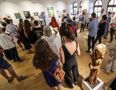 Die Ausstellung Hallertauer Künstler zeigt jedes Jahr unterschiedlichste Kunstwerke.