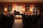 Festsaal aus der Sicht der Eingangstüren bei einem Konzert