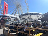 Foto Seniorentag Biergarten bei schönem Wetter und Riesenrad im Hintergrund