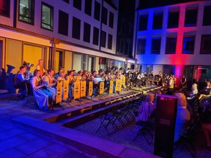 Innenhof Landratsamt bei Nacht mit farbigen Lichtern und Stadtkapelle