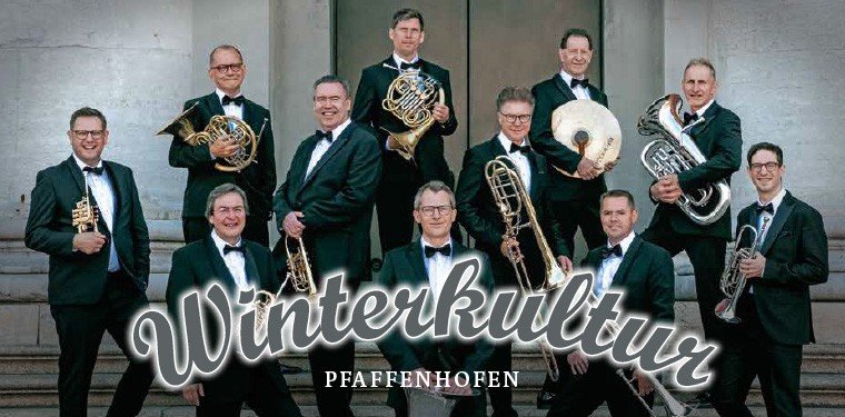 German Brass Ensemble auf einer Treppe mit Anzügen und Instrumenten; Schriftzug: Winterkultur Pfaffenhofen