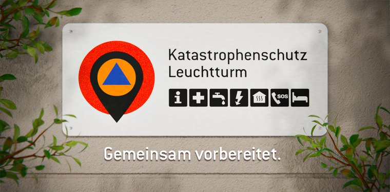 Schild an Hauswand mit Aufschrift "Katastrophenschutz Leuchtturm", darunter steht: Gemeinsam vorbereitet.