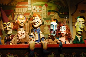 Puppen des Kasperltheaters auf der Bühne