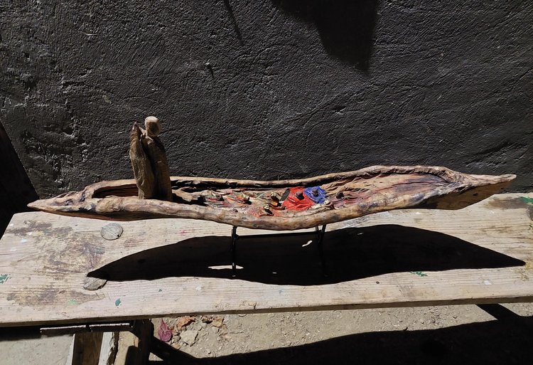 Holzstück in Form eines Bootes, als Krippe angefertigt.