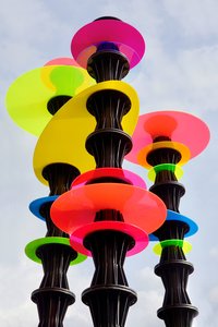 Kunstwerk von Matthias Wurm, schwarze Türme mit bunten Elementen