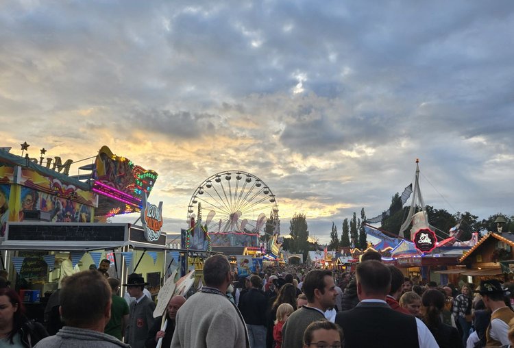 Blick aufs Volksfest 2025, Fahrgeschäfte und Menschen sind zu sehen