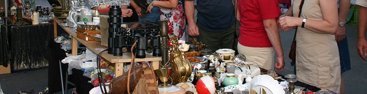 Flohmarktstand mit altem Geschirr