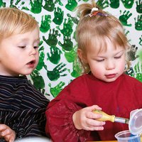 Kinder spielen zusammen